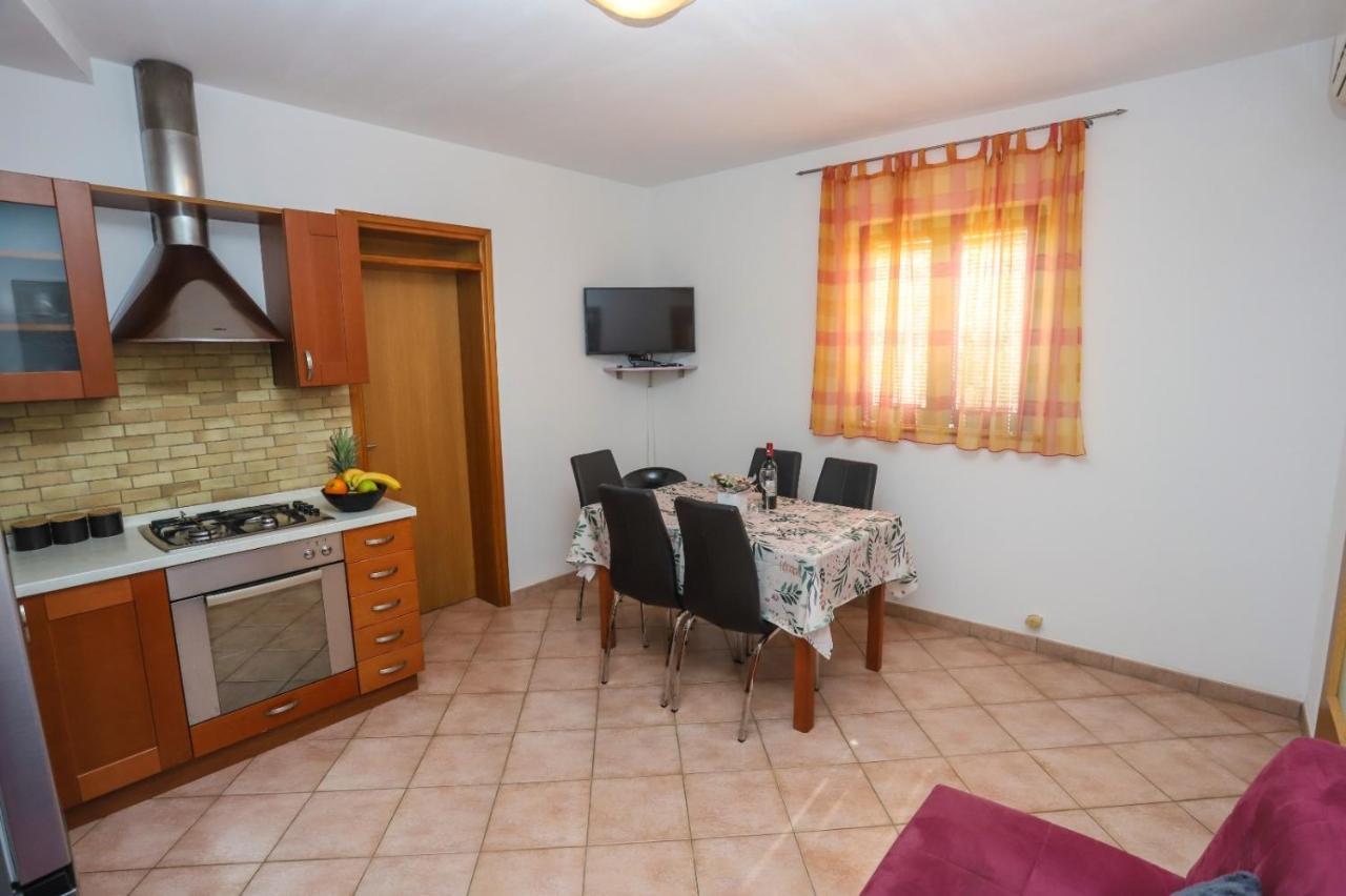 Apartment Nina With Private Pool Nova Vas  Extérieur photo